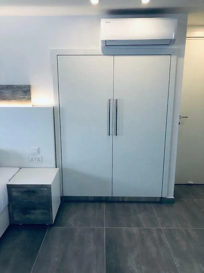 White 11 Aparthotel Larnaca 3*,