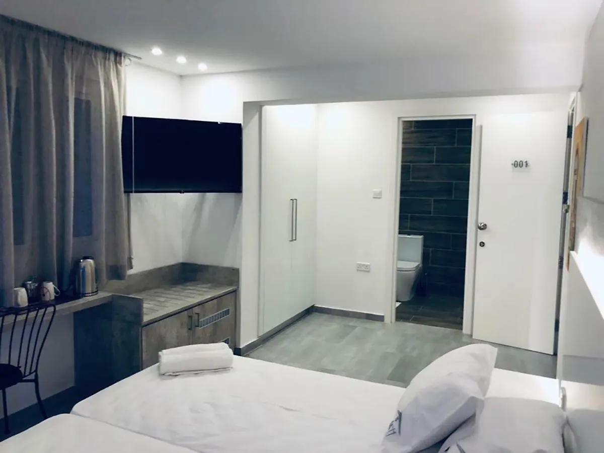 White 11 Aparthotel Larnaca